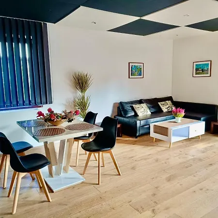 Apartmán Piano Near Cracow, Modern, 3 Rooms, Free Parking, Terrace, Garden, Wifi *